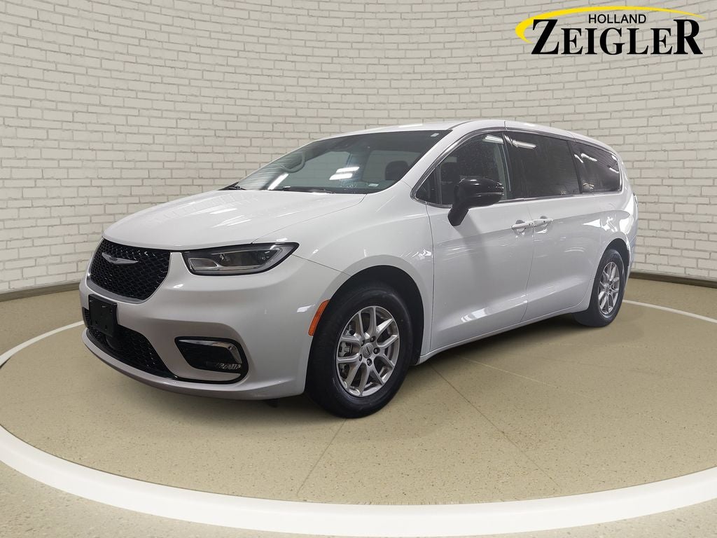 2024 Chrysler Pacifica Touring L's photo