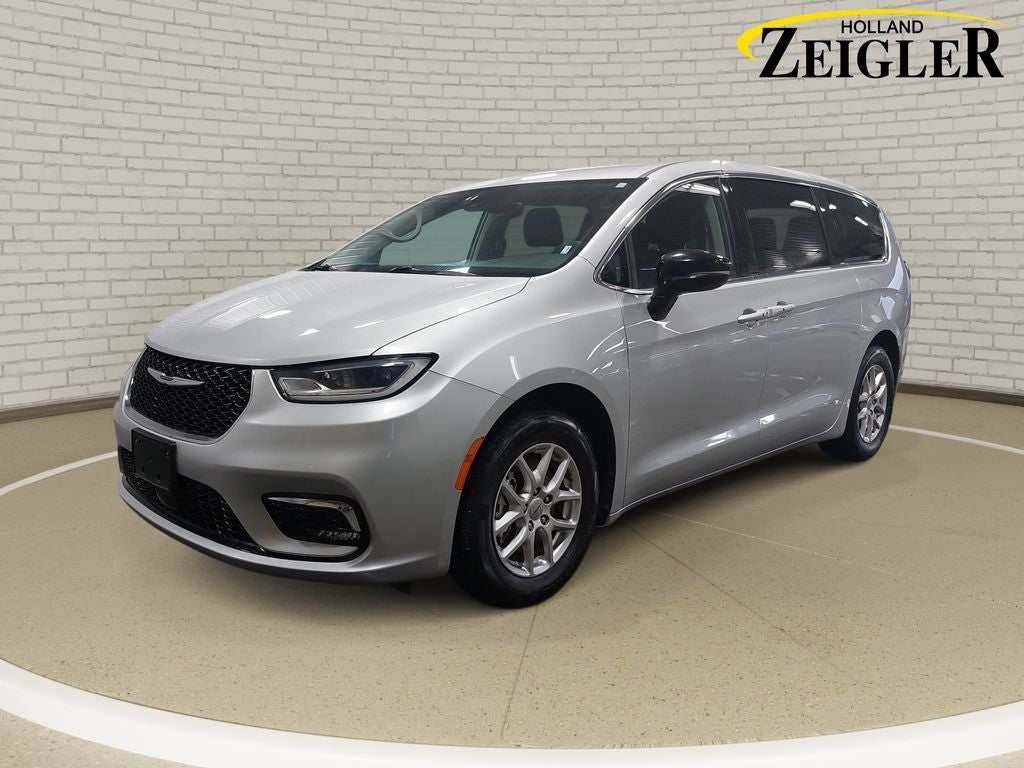2024 Chrysler Pacifica Touring L's photo