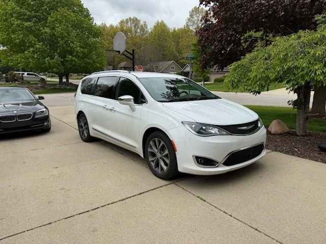 2017 Chrysler Pacifica Limited's photo