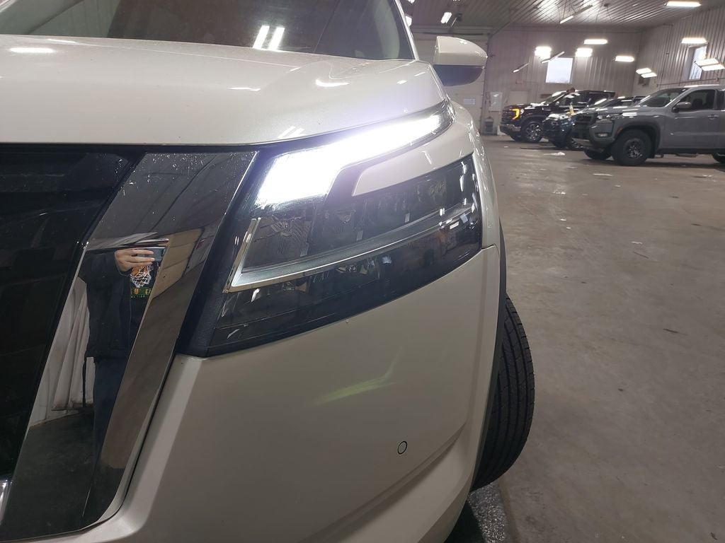 2024 Nissan Pathfinder SL