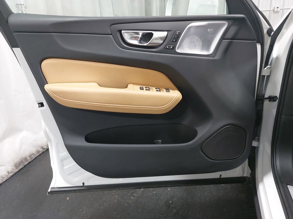 2023 Volvo XC60 B6 Ultimate Bright Theme