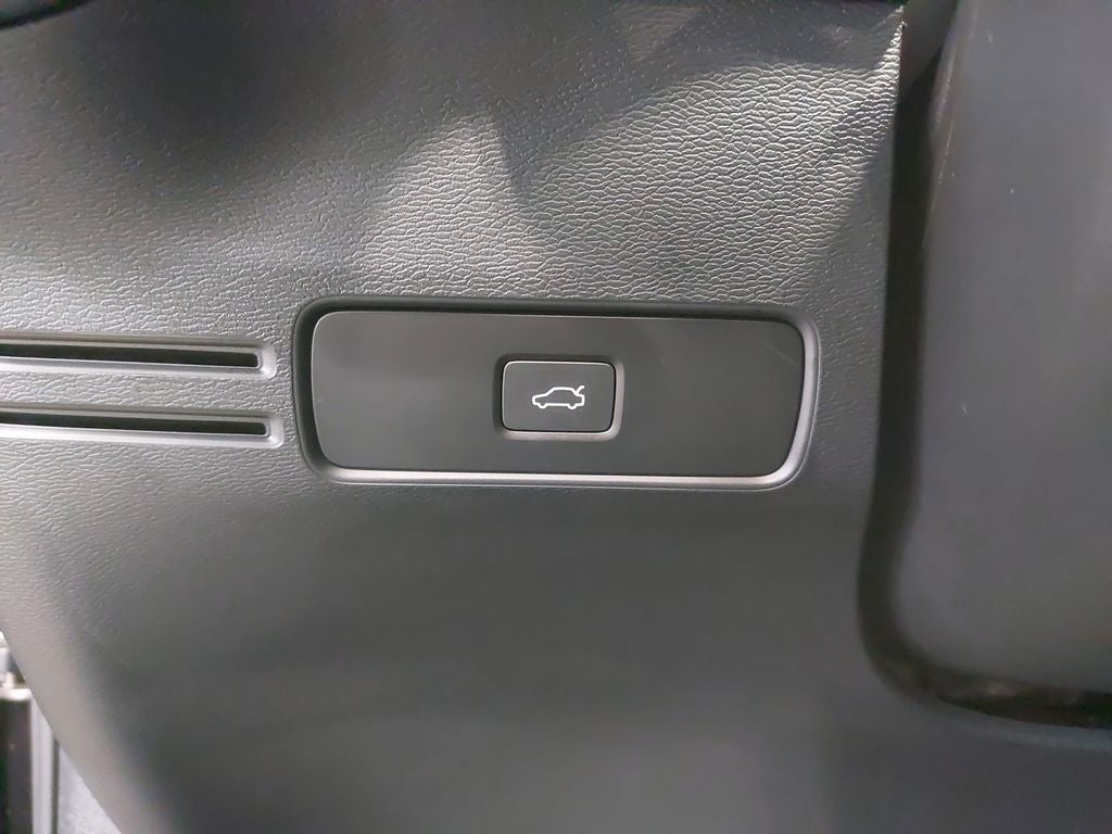 2024 Volvo XC40 B5 Plus Dark Theme