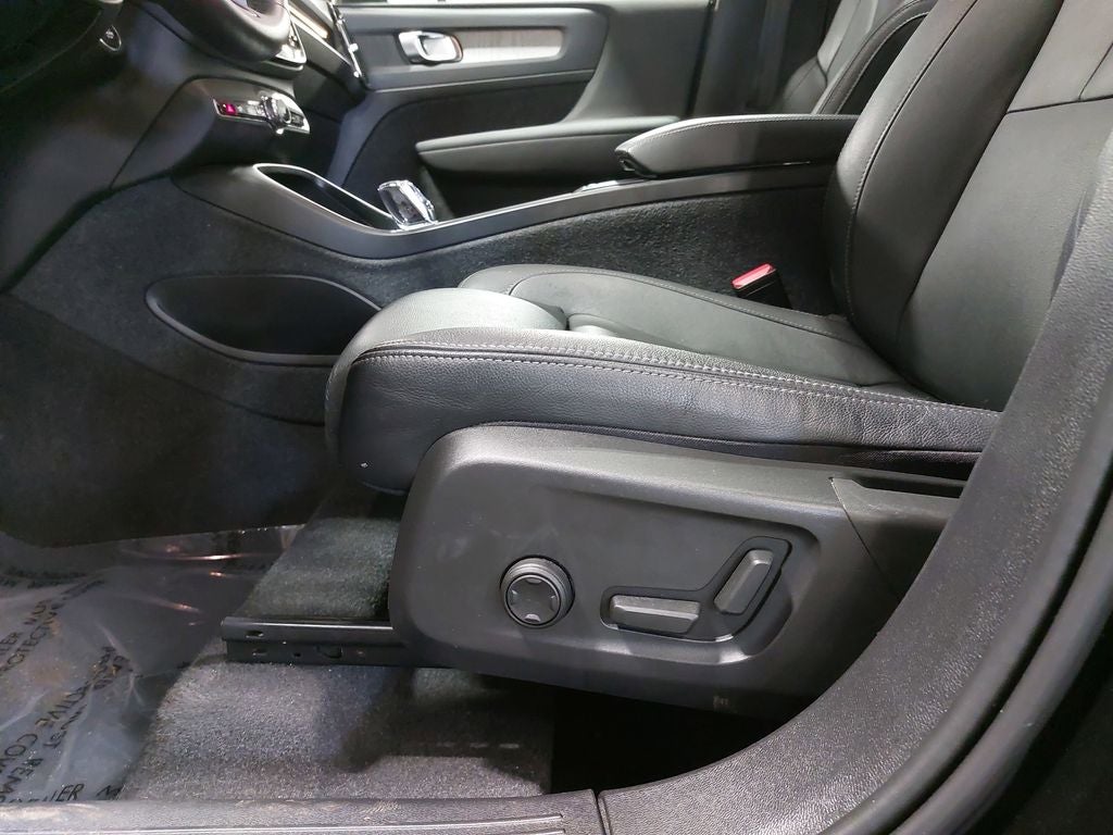 2024 Volvo XC40 B5 Plus Dark Theme