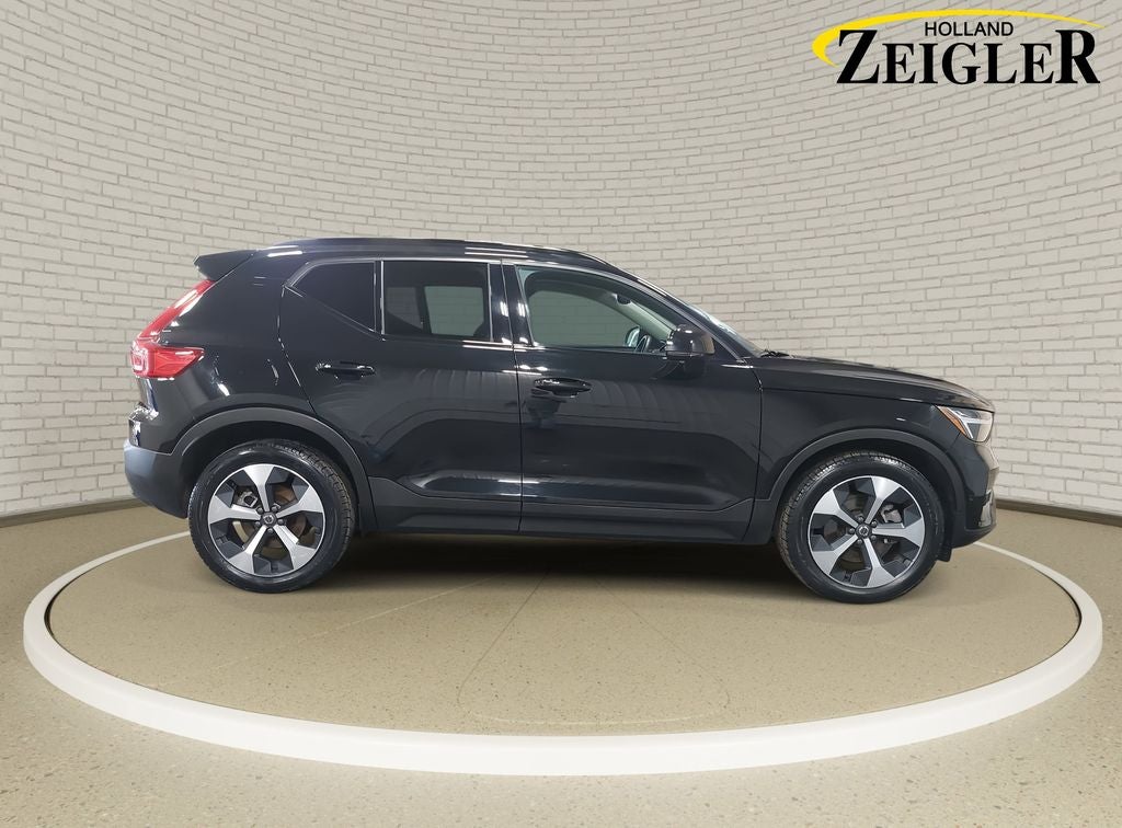 2024 Volvo XC40 B5 Plus Dark Theme
