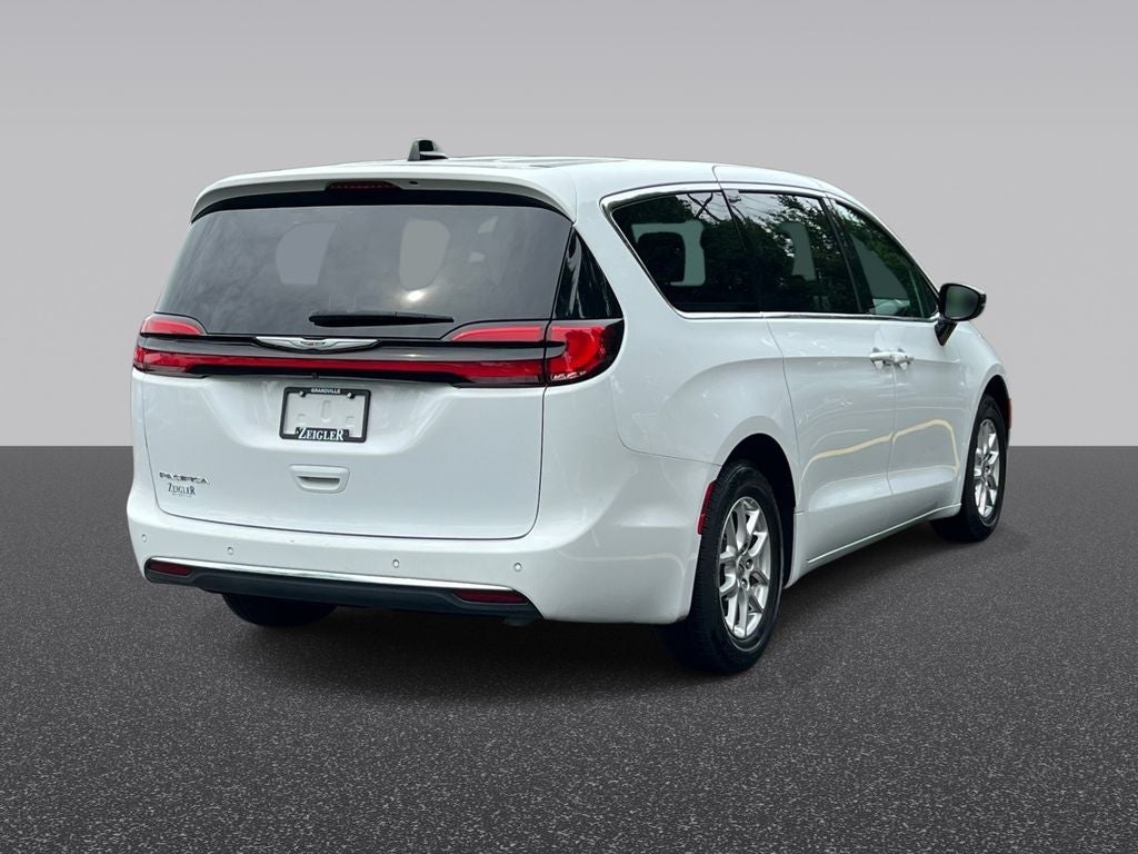 2025 Chrysler Pacifica Select