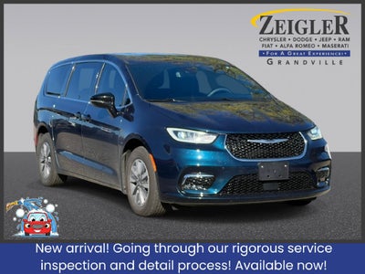 2025 Chrysler Pacifica Hybrid Select