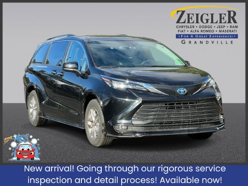 2025 Toyota Sienna XLE 8 Passenger
