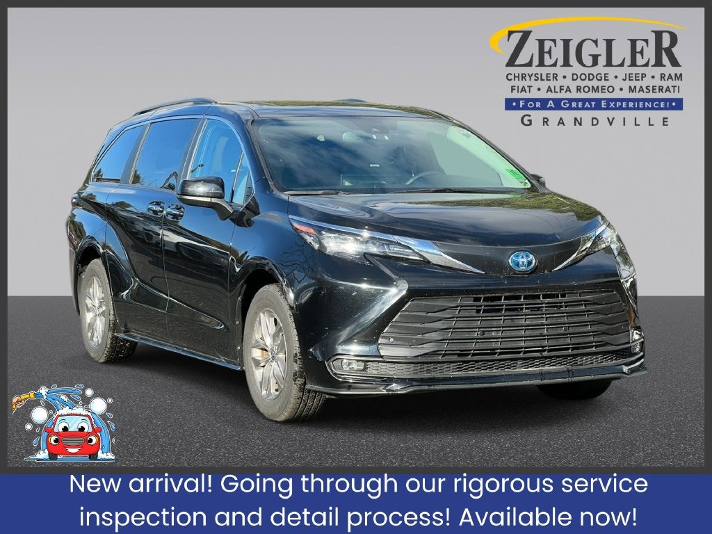 2025 Toyota Sienna XLE 8 Passenger