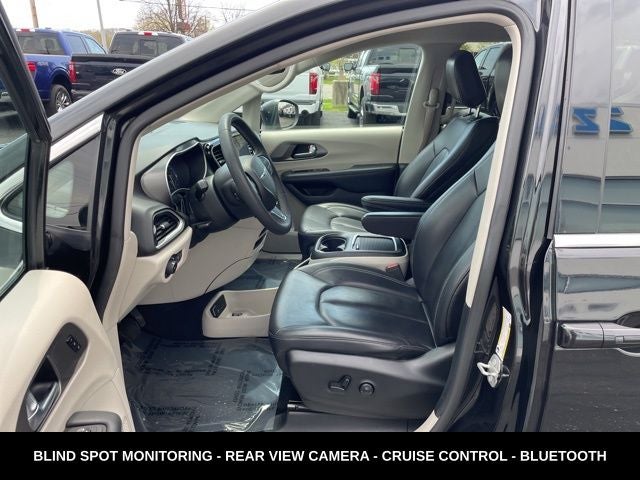 2023 Chrysler Pacifica Touring L HEATED SEATS & STEERING WHEEL