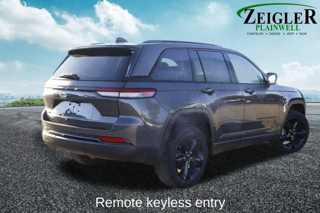 2023 Jeep Grand Cherokee Altitude ParkView Rear Back-Up Camera & Radio: Uconnect 5 w