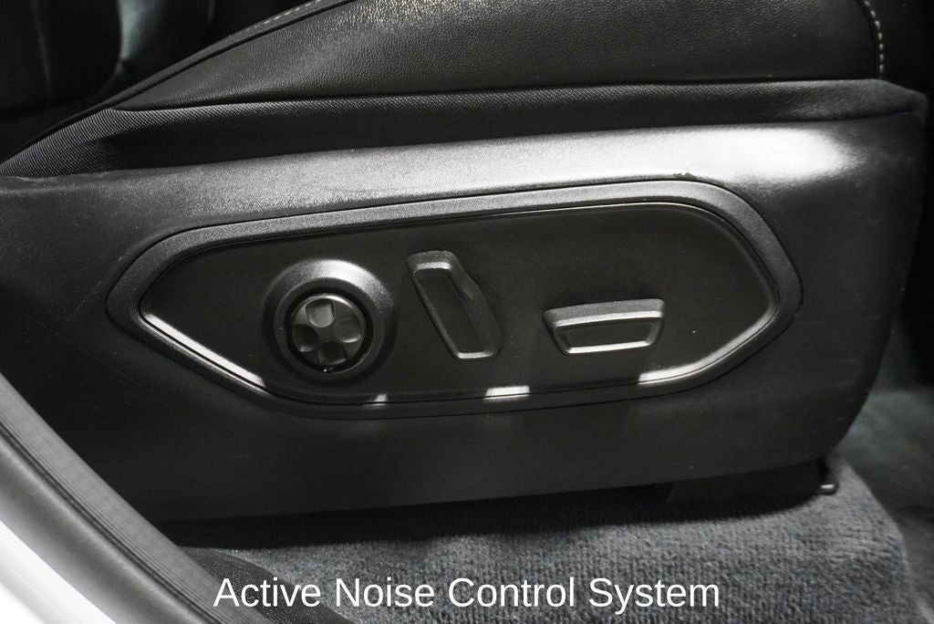 2023 Jeep Grand Cherokee Limited Blackout Package with Navigation