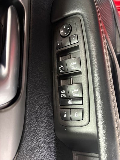 2025 Chrysler Pacifica Select Radio: Uconnect 5 with 10.1" Display