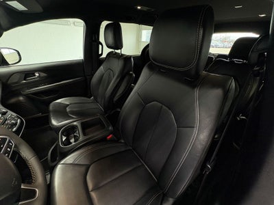 2025 Chrysler Pacifica Select Radio: Uconnect 5 with 10.1" Display