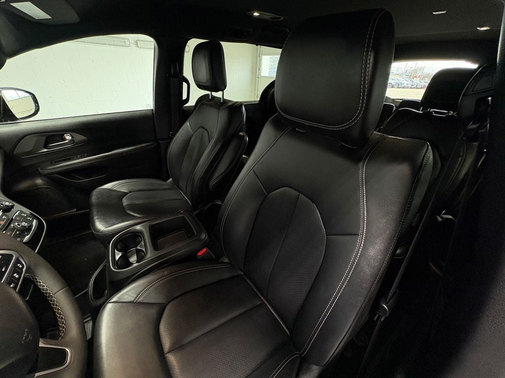 2025 Chrysler Pacifica Select Radio: Uconnect 5 with 10.1" Display