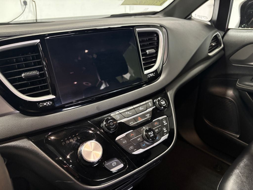 2025 Chrysler Pacifica Select Radio: Uconnect 5 with 10.1" Display