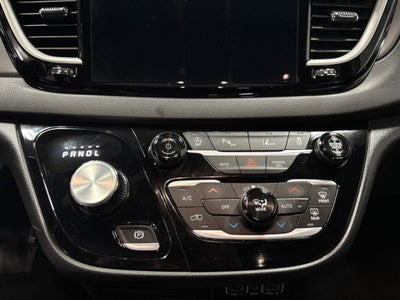 2025 Chrysler Pacifica Select Radio: Uconnect 5 with 10.1" Display