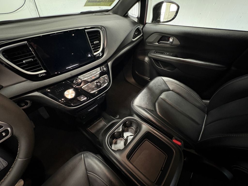 2025 Chrysler Pacifica Select Radio: Uconnect 5 with 10.1" Display
