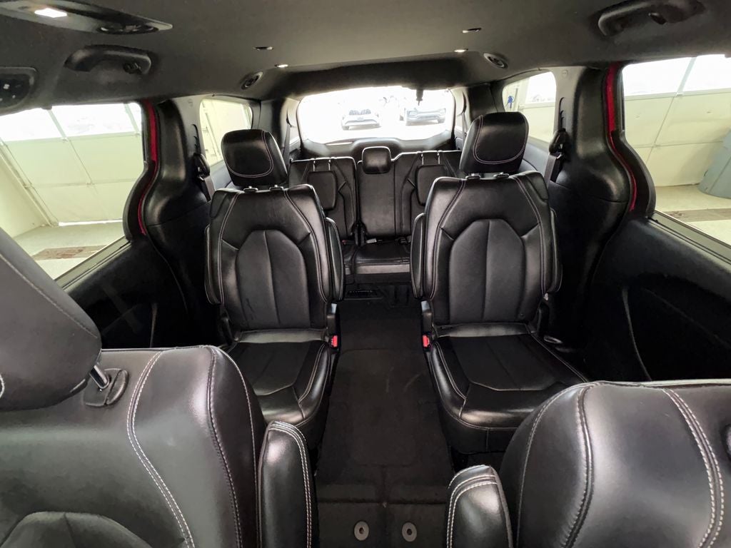 2025 Chrysler Pacifica Select Radio: Uconnect 5 with 10.1" Display