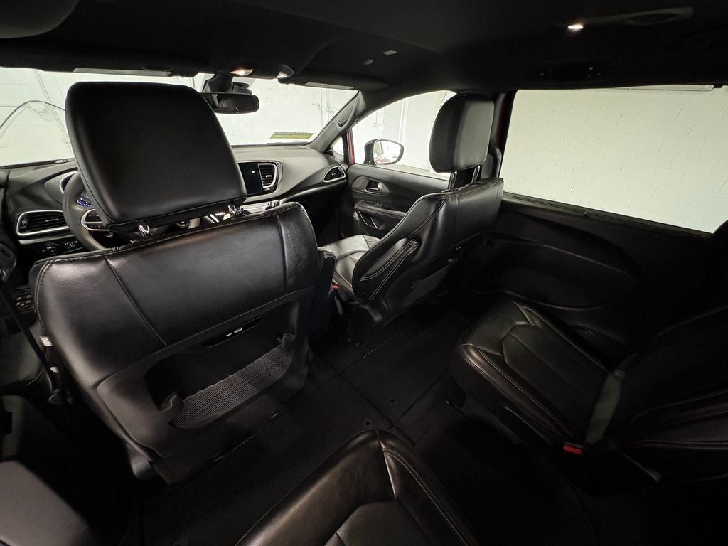 2025 Chrysler Pacifica Select Radio: Uconnect 5 with 10.1" Display