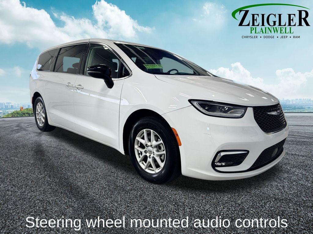 2023 Chrysler Pacifica Touring L Radio: Uconnect 5 w/10.1" Display