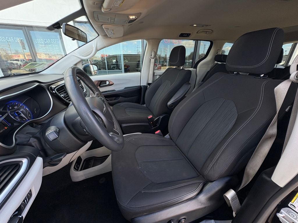 2022 Chrysler Voyager LX