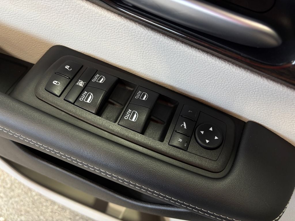 2024 Chrysler Pacifica Limited Power moonroof