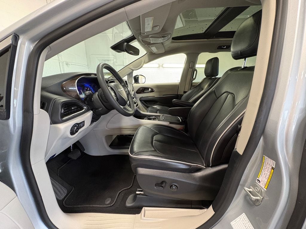 2024 Chrysler Pacifica Limited Power moonroof