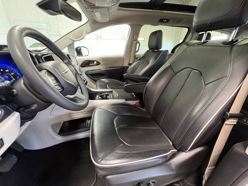 2024 Chrysler Pacifica Limited Power moonroof