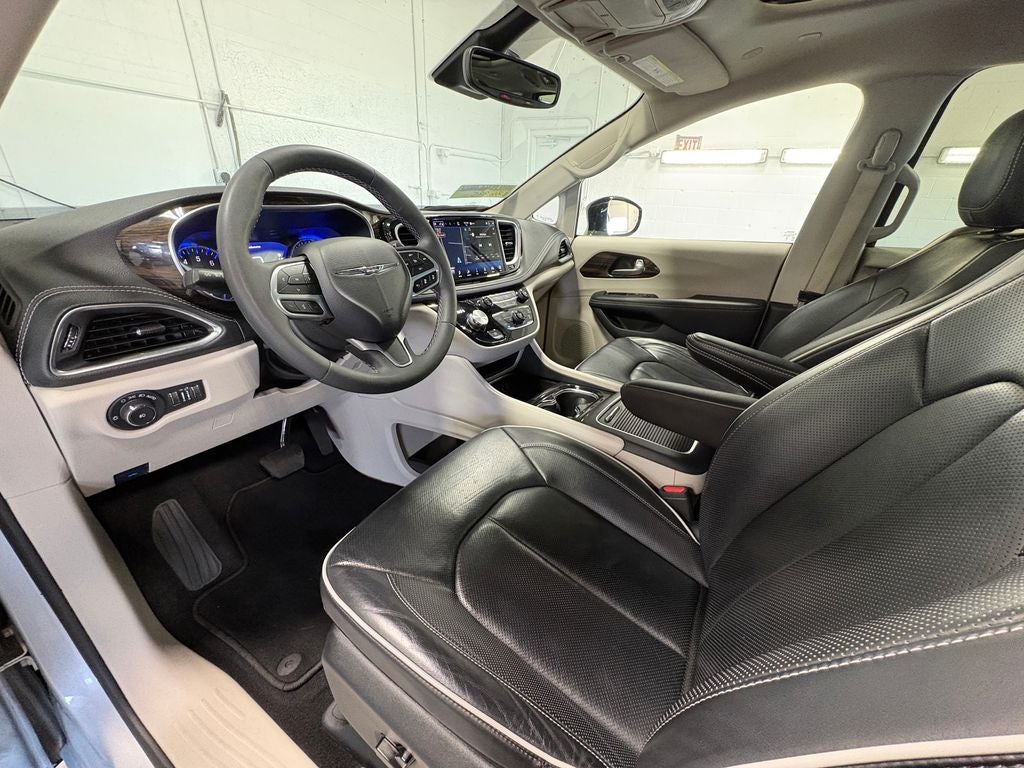2024 Chrysler Pacifica Limited Power moonroof