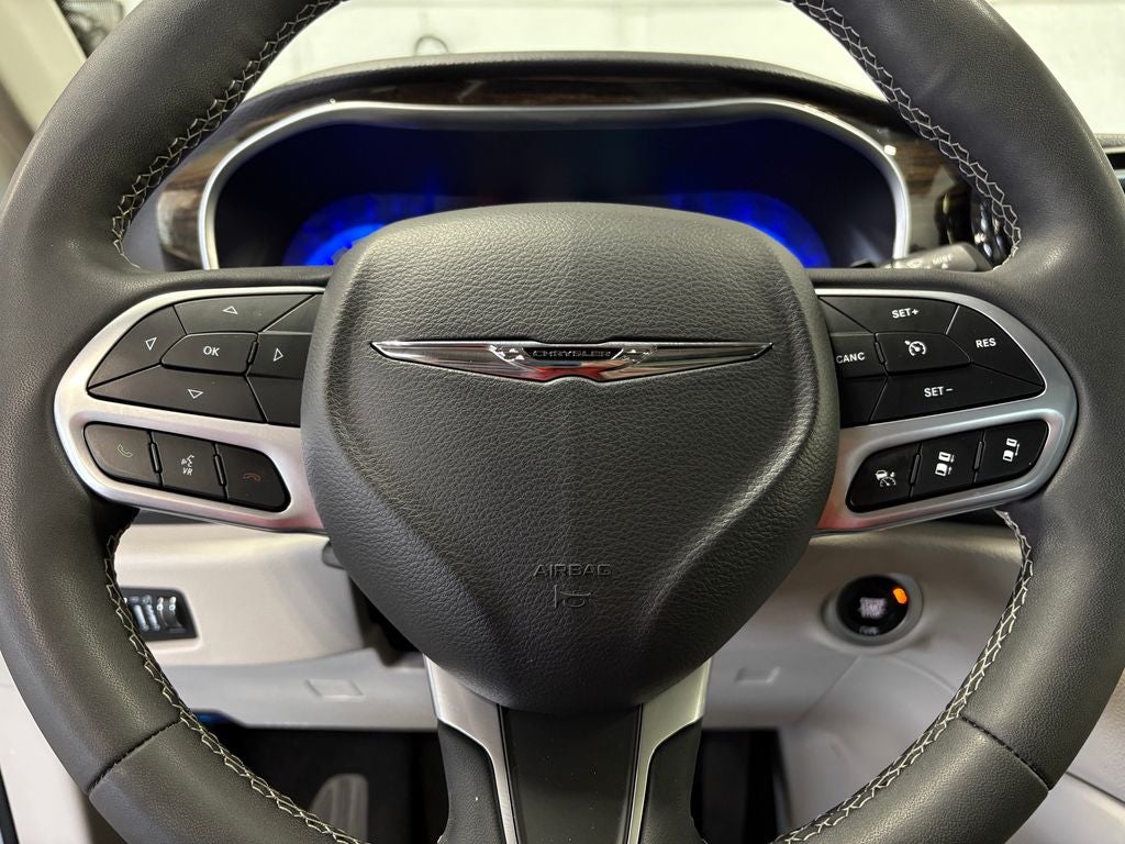 2024 Chrysler Pacifica Limited Power moonroof