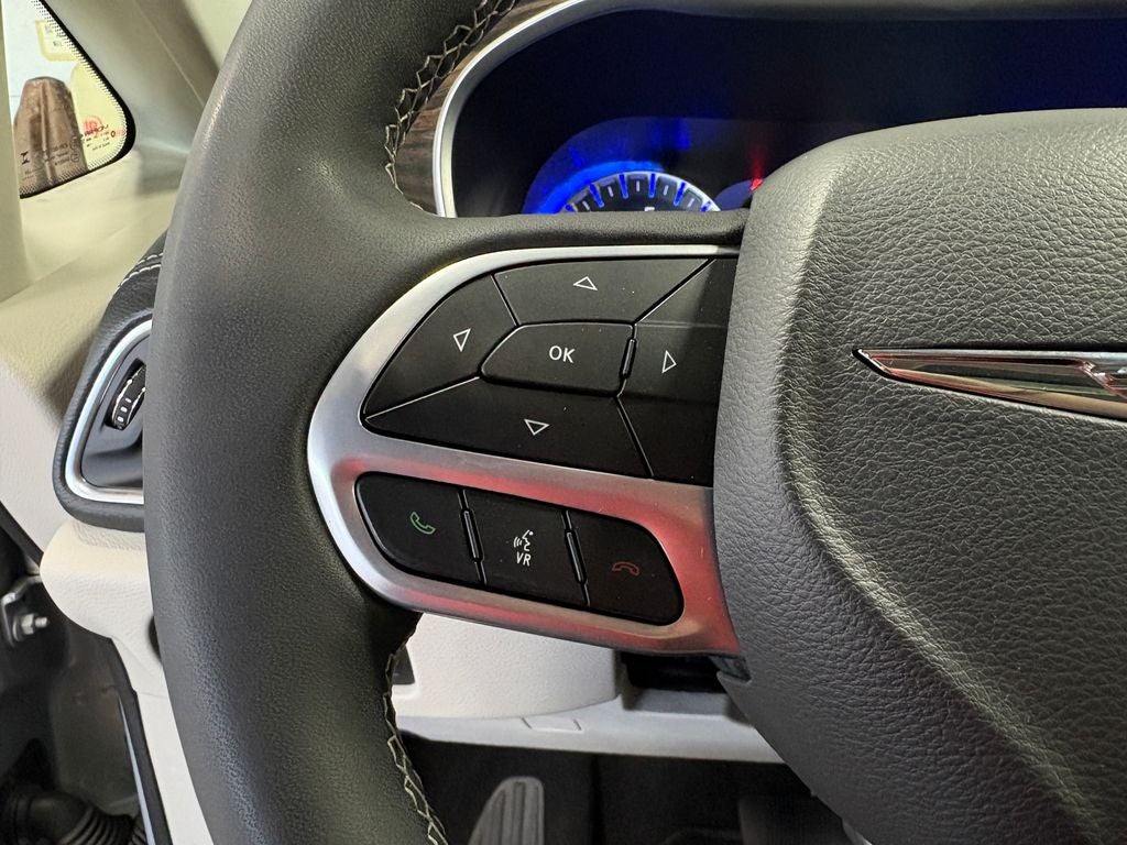 2024 Chrysler Pacifica Limited Power moonroof