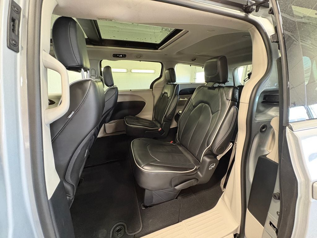 2024 Chrysler Pacifica Limited Power moonroof