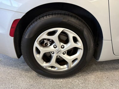 2024 Chrysler Pacifica Limited Power moonroof