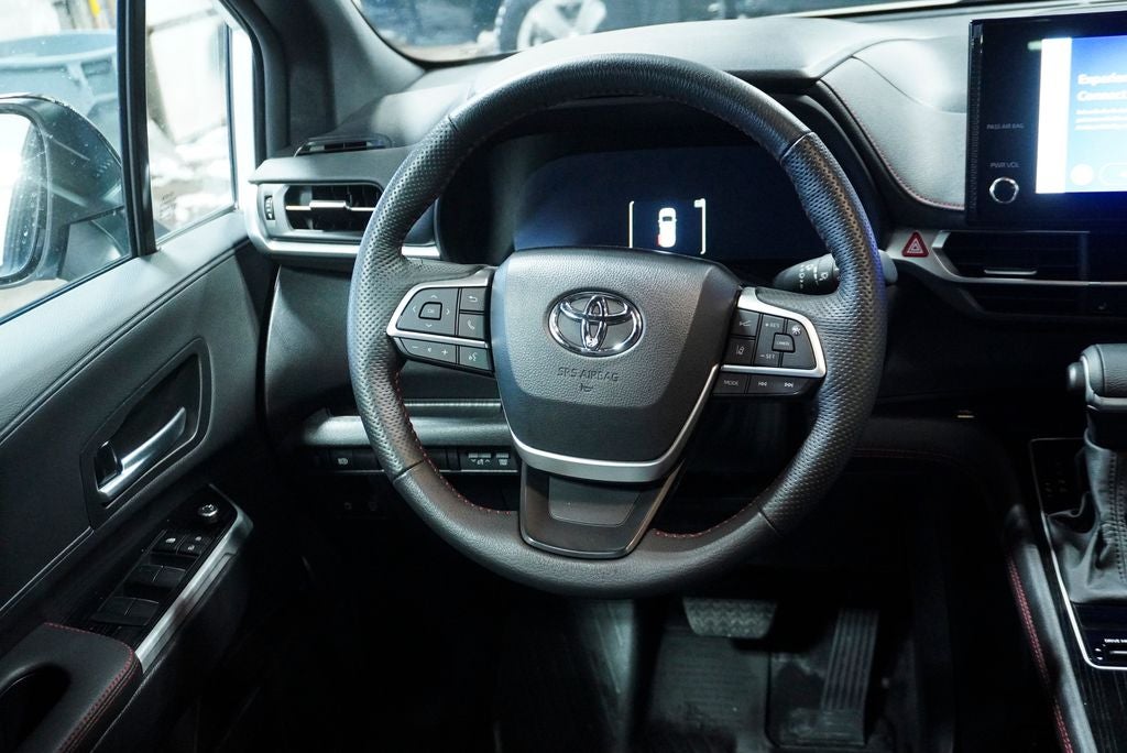 2025 Toyota Sienna XSE Power moonroof & Navigation System