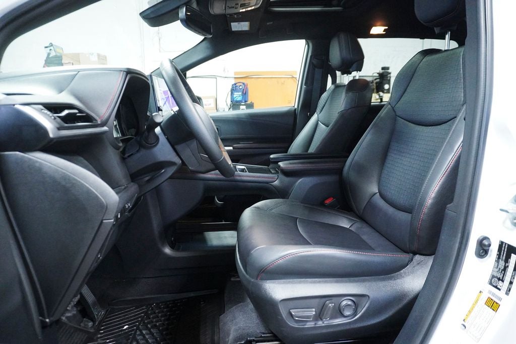 2025 Toyota Sienna XSE Power moonroof & Navigation System