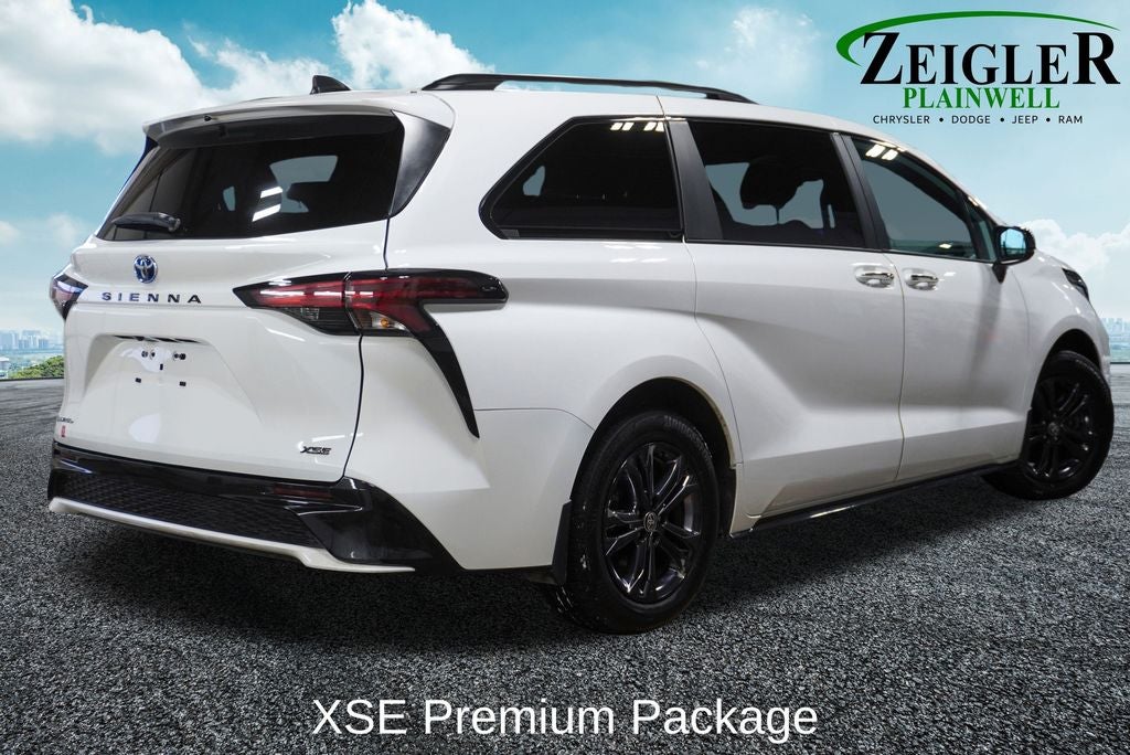 2025 Toyota Sienna XSE Power moonroof & Navigation System