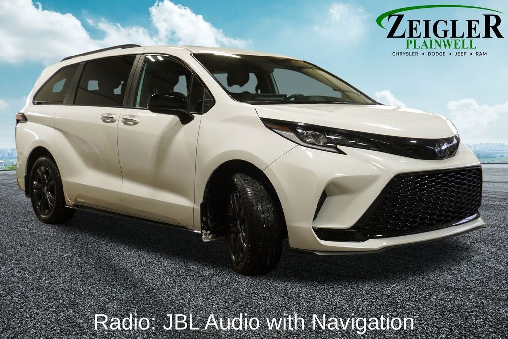 2025 Toyota Sienna XSE Power moonroof & Navigation System