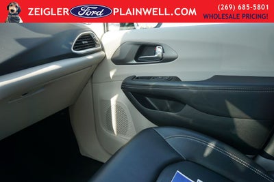 2024 Chrysler Pacifica Touring L Leather Quad Seats Power Doors Rear Camera