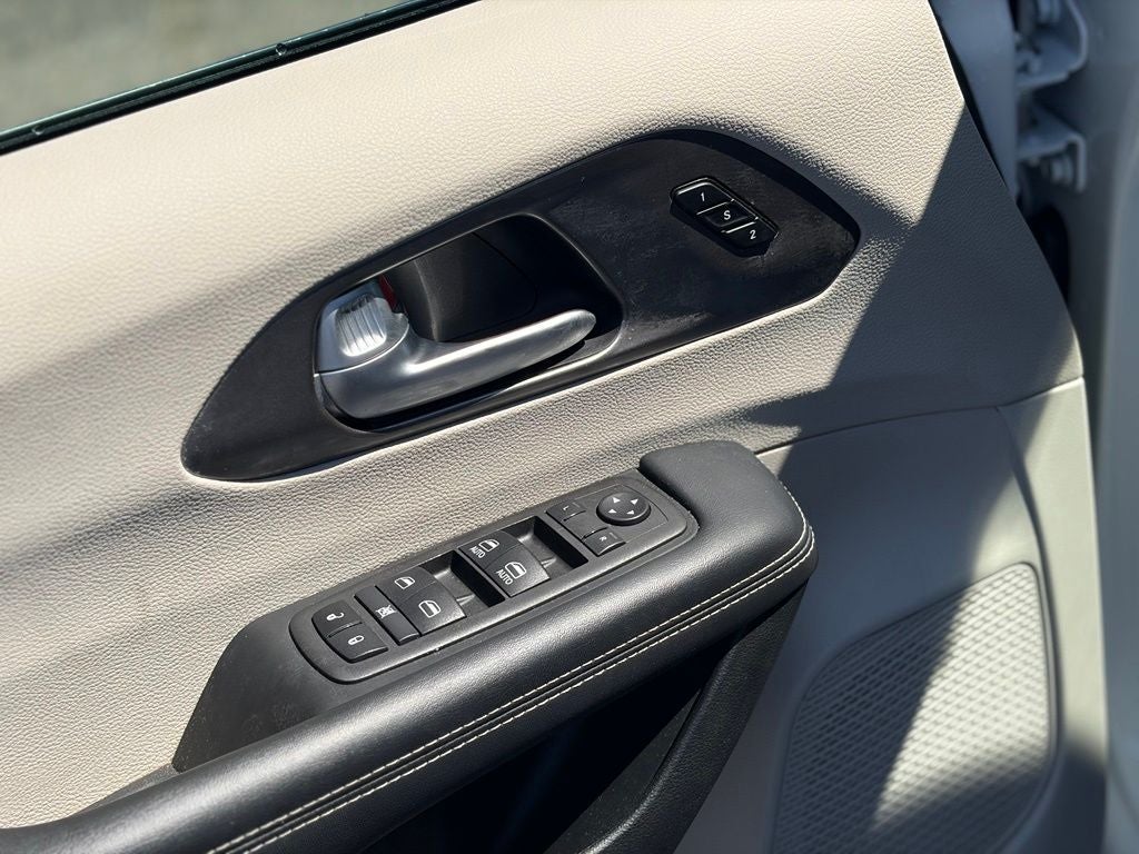 2024 Chrysler Pacifica Touring L * Certified Pre-Owned *
