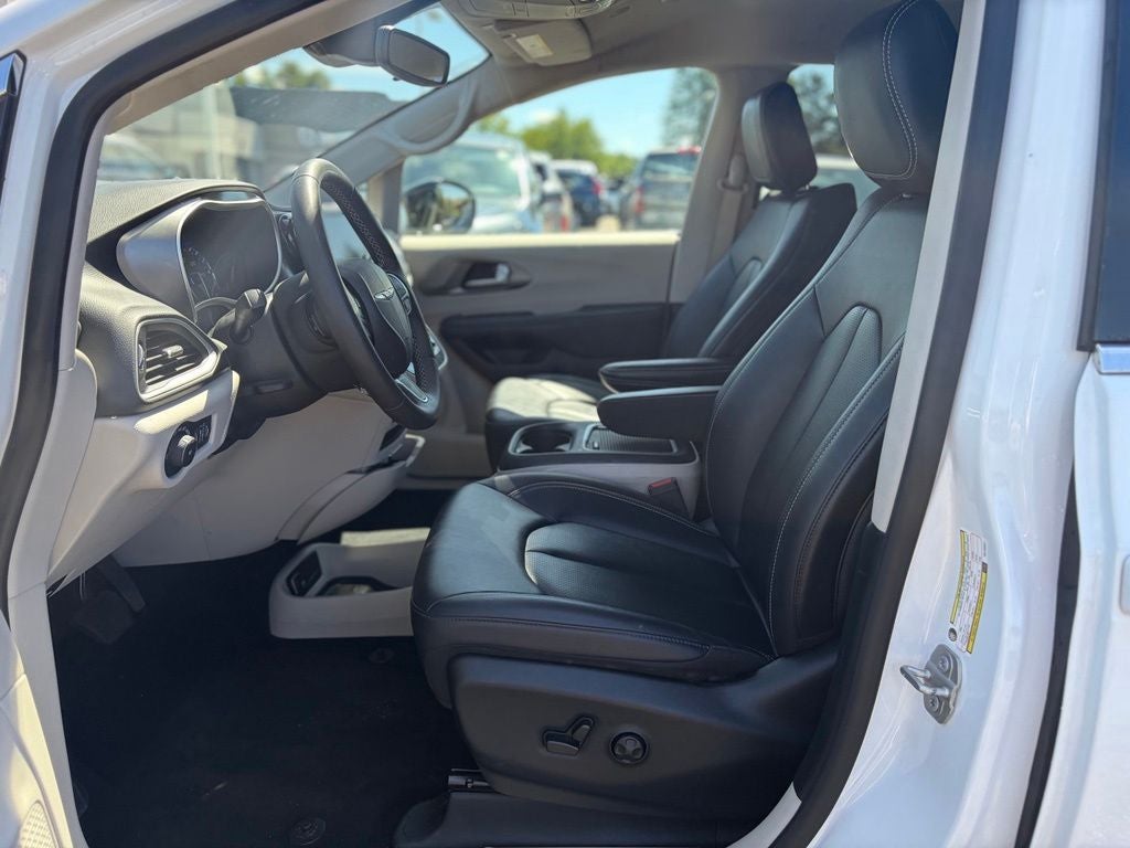 2024 Chrysler Pacifica Touring L * Certified Pre-Owned *