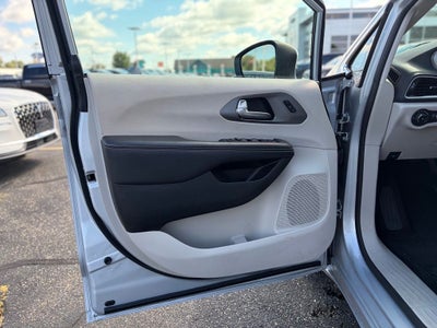 2023 Chrysler Pacifica Touring L * Certified Pre-Owned *