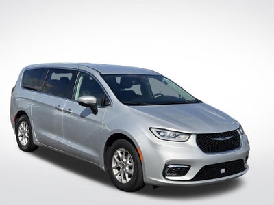 2023 Chrysler Pacifica Touring L * Certified Pre-Owned *