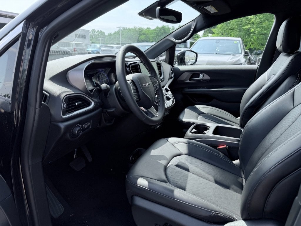 2025 Chrysler Pacifica Select * Certified Pre-Owned *