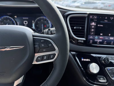 2025 Chrysler Pacifica Select * Certified Pre-Owned *