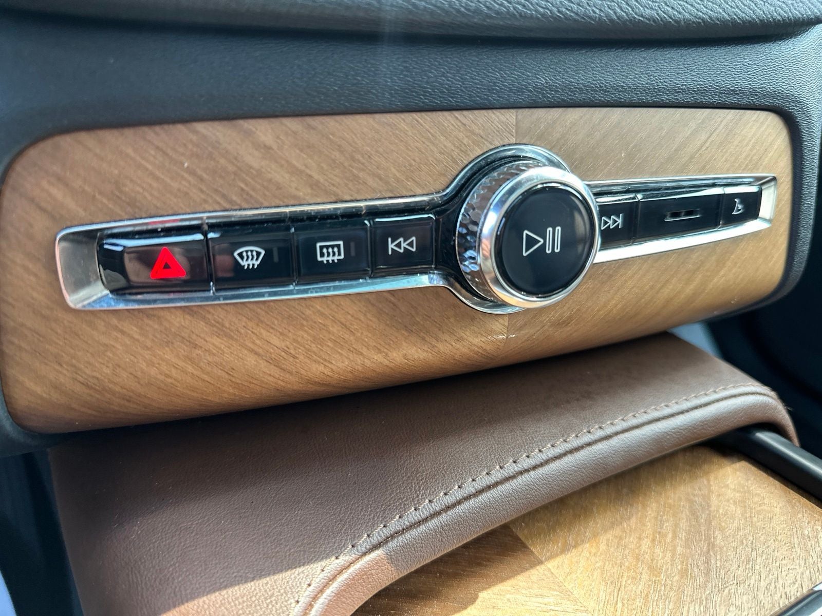 2023 Volvo XC90 B5 Plus
