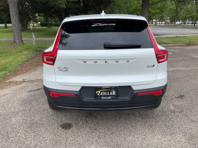 2025 Volvo XC40 B5 Plus Dark Theme