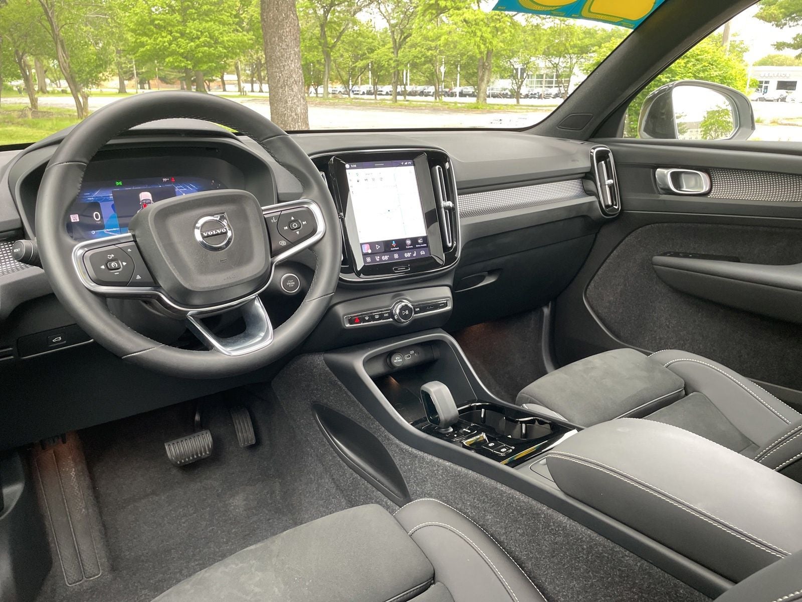 2025 Volvo XC40 B5 Plus Dark Theme