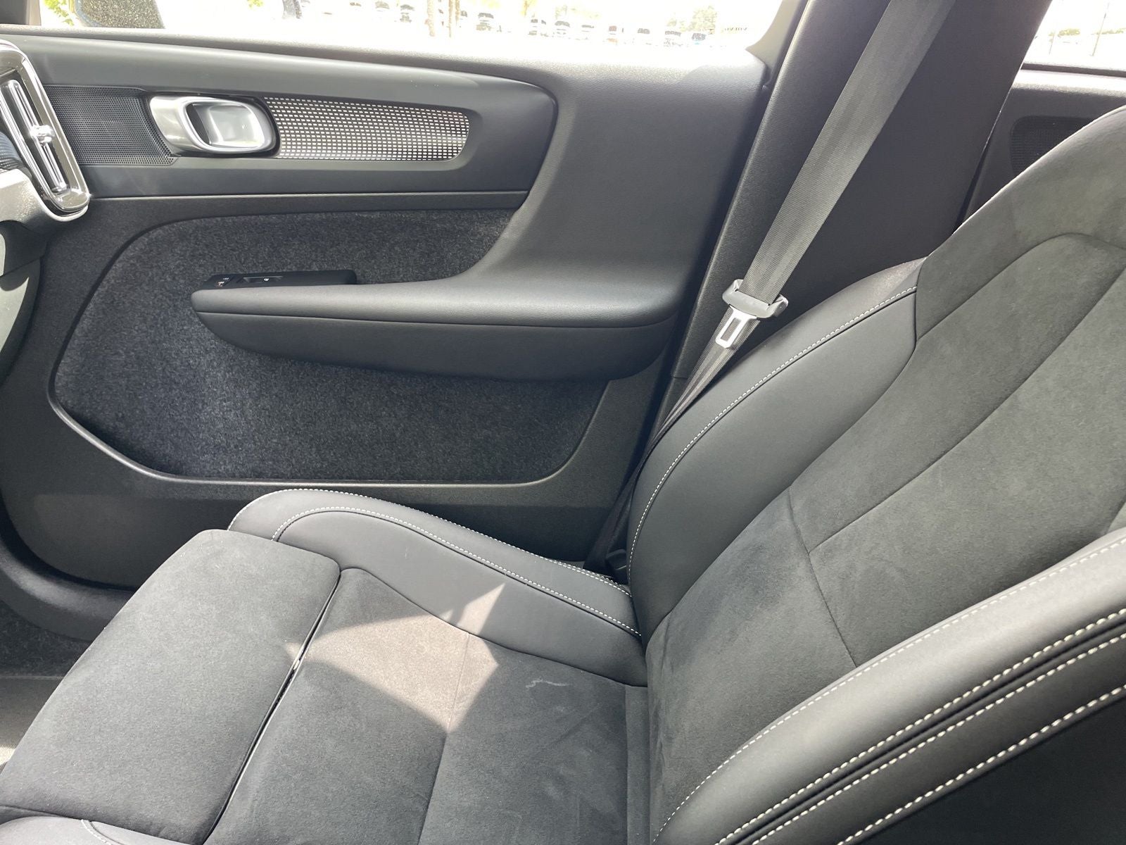 2025 Volvo XC40 B5 Plus Dark Theme
